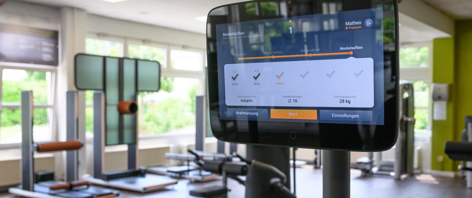 EGYM-Display mit persönlichem Trainingsplan im Fitnessstudio Coburg VitaDROM