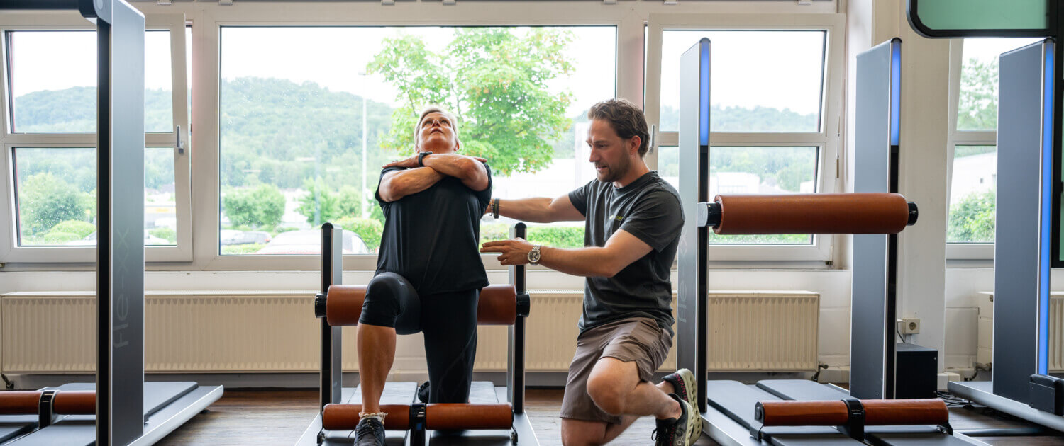 Beweglichkeits- und Faszientraining Trainer begleitet Beweglichkeitstraining am Flexx-Gerät, Fitness in Coburg