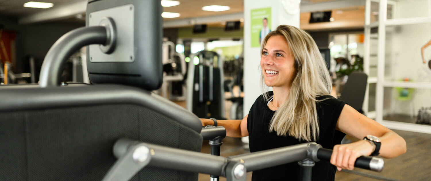 Mitglied beim Krafttraining an einem Gerät im Gym in Coburg